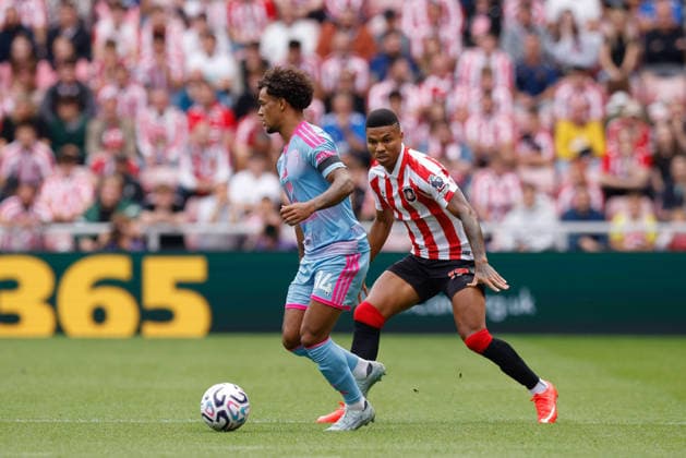 Sunderland v Fulham, Premier League Reinildo Mandava of Sunderland closes down Oscar Bobb of Fulham during the Sunderland v Fulham Premier League match at the Stadium of Light, Sunderland, England on 30 August 2026 Credit: Craig Cowan Every Second Media Editorial use only. All images are copyright Every Second Media Limited. No images may be reproduced without prior permission. All rights reserved. Premier League and Football League images are subject to licensing agreements with Football DataCo Limited. see https: www.football-dataco.com Copyright: xIMAGO EveryxSecondxMediax ESM-2126-0067 CraigxCowanx xEveryxSecondxMediax