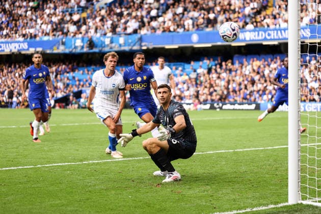 Chelsea v Brighton & Hove Albion 30 August 2026, London - Premier League Football - Chelsea v Brighton & Hove Albion - Chelsea goalkeeper Emiliano Martinez watches the ball go in for the second Brighton goal - Photo: Jacques Feeney Offside. London UK Copyright: xJacquesxFeeneyx xOffsidexOffside