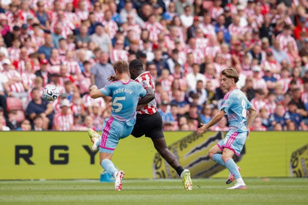 Sunderland v Fulham, Premier League Joachim Andersen of Fulham beats Brian Brobbey of Sunderland to the ball during the Sunderland v Fulham Premier League match at the Stadium of Light, Sunderland, England on 30 August 2026 Credit: Craig Cowan Every Second Media Editorial use only. All images are copyright Every Second Media Limited. No images may be reproduced without prior permission. All rights reserved. Premier League and Football League images are subject to licensing agreements with Football DataCo Limited. see https: www.football-dataco.com Copyright: xIMAGO EveryxSecondxMediax ESM-2126-0071 CraigxCowanx xEveryxSecondxMediax
