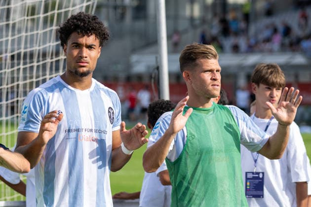 Nach dem Spiel bei den Fans, Adrian Calderon 12 (TSV 1860 Muenchen), Florian Niederlechner 7 (TSV 1860 Muenchen), TSV 1860 von Muenchen vs. TSV Landsberg, Fussball, Regionalliga Bayern, 6. Spieltag, 30.08.2026 DFB regulations prohibit any use of photographs as image sequences and or quasi-video Muenchen Bayern Deutschland