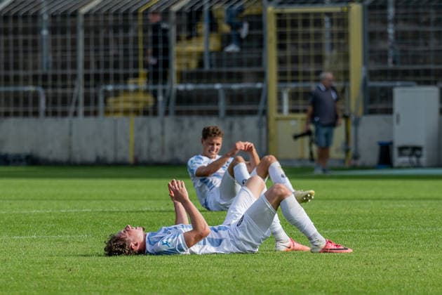 Lance Fiedler (TSV 1860 Muenchen, 47) liegt enttaeuscht und erschoepft auf dem Rasen GER, TSV 1860 Muenchen vs. TSV Landsberg 1882, Fussball, Regionalliga Bayern, 6. Spieltag, Saison 2026 2027, 30.08.2026. (DFL DFB REGULATIONS PROHIBIT ANY USE OF PHOTOGRAPHS as IMAGE SEQUENCES and or QUASI-VIDEO). Foto: HMB Media Heike Feiner Copyright: HMBxMedia HeikexFeiner