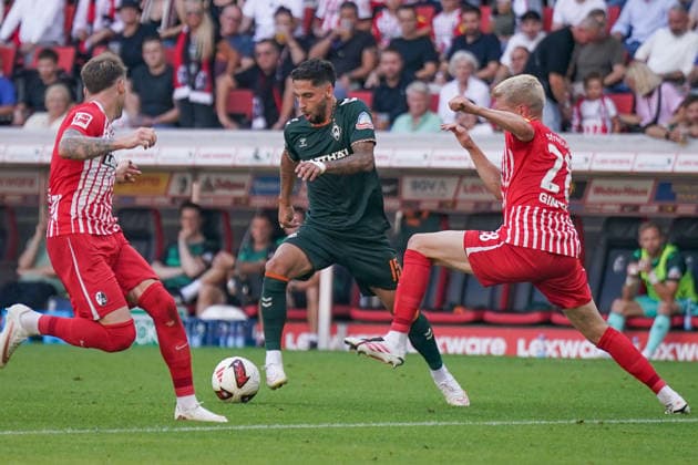 Deutschland: Fussball Bundesliga Saison 2026 - 2027, 1. Spieltag - SC Freiburg vs Werder Bremen - Europa Park Stadion (Freiburg): Ludovit Reis (Werder Bremen, 15) am Ball *** Germany Soccer Bundesliga 2026–2027 Season, Matchday 1: SC Freiburg vs. Werder Bremen at Europa-Park Stadium in Freiburg; Ludovit Reis of Werder Bremen, 15 on the ball Copyright: xJOERANxSTEINSIEKx