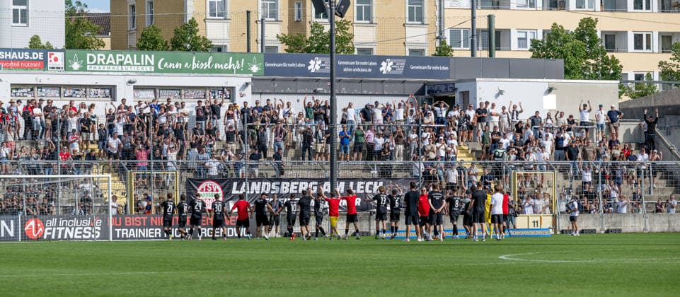 Die Landsberger lassen sich zurecht von den zahlreich mitgereisten Fans fuer den Punktgewinn feiern GER, TSV 1860 Muenchen vs. TSV Landsberg 1882, Fussball, Regionalliga Bayern, 6. Spieltag, Saison 2026 2027, 30.08.2026. (DFL DFB REGULATIONS PROHIBIT ANY USE OF PHOTOGRAPHS as IMAGE SEQUENCES and or QUASI-VIDEO). Foto: HMB Media Heike Feiner Copyright: HMBxMedia HeikexFeiner
