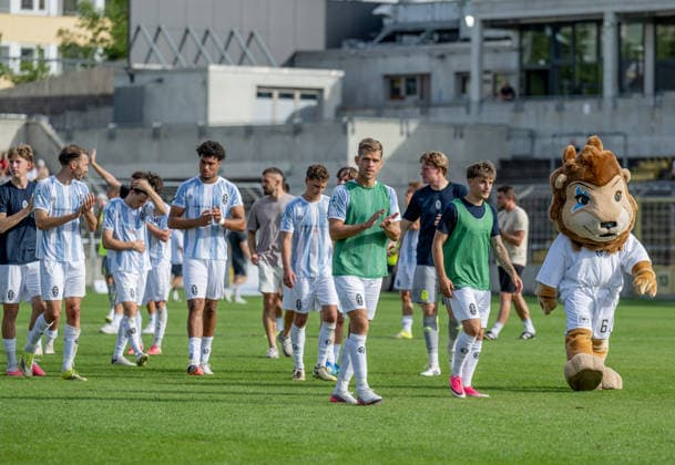 Die Loewenspieler inklusive Maskottchen Sechzgerl (TSV 1860 Muenchen) bedanken sich nach der Partie bei den Fans fuer die Unterstuetzung GER, TSV 1860 Muenchen vs. TSV Landsberg 1882, Fussball, Regionalliga Bayern, 6. Spieltag, Saison 2026 2027, 30.08.2026. (DFL DFB REGULATIONS PROHIBIT ANY USE OF PHOTOGRAPHS as IMAGE SEQUENCES and or QUASI-VIDEO). Foto: HMB Media Heike Feiner Copyright: HMBxMedia HeikexFeiner