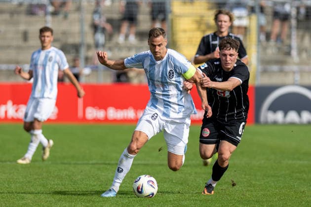 Dennis Dressel 14 (TSV 1860 Muenchen) im Zweikampf mit Lukas Bettrich 6 (TSV Landsberg), TSV 1860 von Muenchen vs. TSV Landsberg, Fussball, Regionalliga Bayern, 6. Spieltag, 30.08.2026 DFB regulations prohibit any use of photographs as image sequences and or quasi-video Muenchen Bayern Deutschland