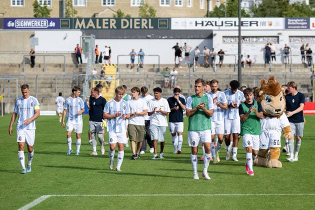 Das Team TSV 1860 nach dem Spiel, 1:1 zu den Fans, TSV 1860 von Muenchen vs. TSV Landsberg, Fussball, Regionalliga Bayern, 6. Spieltag, 30.08.2026 DFB regulations prohibit any use of photographs as image sequences and or quasi-video Muenchen Bayern Deutschland