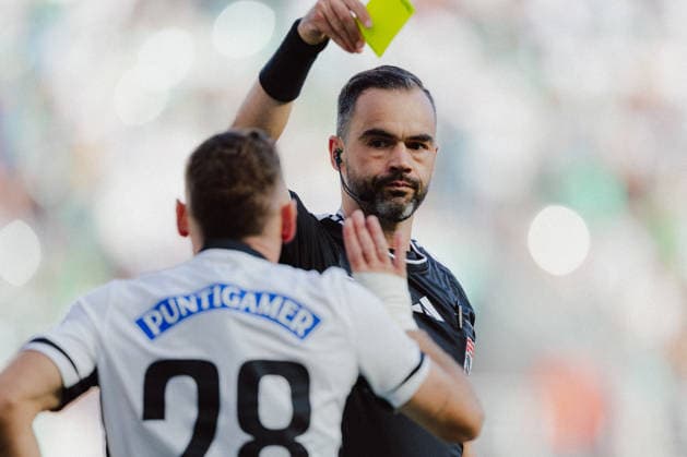 SOCCER - BL, Rapid vs Sturm VIENNA,AUSTRIA,30.AUG.26 - SOCCER - ADMIRAL Bundesliga, SK Rapid Wien vs SK Sturm Graz. Image shows Juergen Heil (Sturm) and referee Stefan Ebner.  GEPAxpictures xAlexanderxSolc