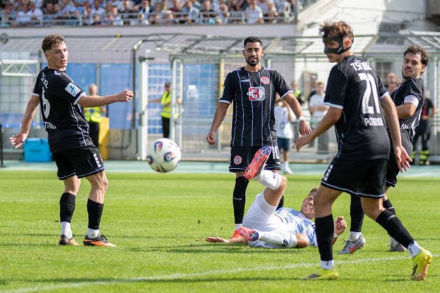 Florian Niederlechner 7 (TSV 1860 Muenchen) vrsucht einen Fallrueckzieher, TSV 1860 von Muenchen vs. TSV Landsberg, Fussball, Regionalliga Bayern, 6. Spieltag, 30.08.2026 DFB regulations prohibit any use of photographs as image sequences and or quasi-video Muenchen Bayern Deutschland