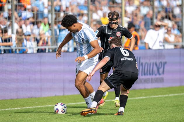 Adrian Calderon 12 (TSV 1860 Muenchen) im Zweikampf mit Lukas Bettrich 6 (TSV Landsberg), TSV 1860 von Muenchen vs. TSV Landsberg, Fussball, Regionalliga Bayern, 6. Spieltag, 30.08.2026 DFB regulations prohibit any use of photographs as image sequences and or quasi-video Muenchen Bayern Deutschland