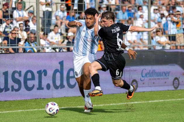 Adrian Calderon 12 (TSV 1860 Muenchen) im Zweikampf mit Lukas Bettrich 6 (TSV Landsberg), TSV 1860 von Muenchen vs. TSV Landsberg, Fussball, Regionalliga Bayern, 6. Spieltag, 30.08.2026 DFB regulations prohibit any use of photographs as image sequences and or quasi-video Muenchen Bayern Deutschland
