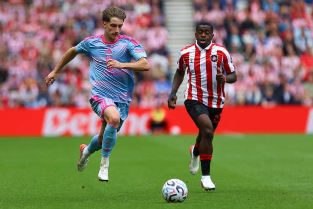 Stadium of Light SUNDERLAND, ENGLAND, AUGUST 30: César Palacios of Fulham FC (L) dribbles the ball away from Noah Sadiki of Sunderland AFC (R) during a Premier League 2026-27 match between Sunderland and Fulham at Stadium of Light on August 30, 2026 in Sunderland, England. (Photo by Zach Forster Sports Press Photo) (Zach Forster Sports Press Photo SPP) Copyright: xZachxForster SportsxPressxPhotox xSPPx Sportspressphoto_SPR219809