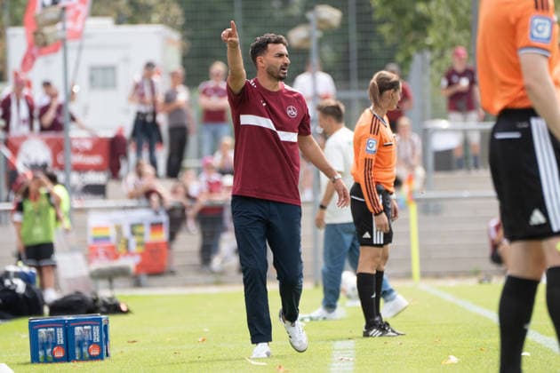 30.08.2026, xhfmx, Fussball Google Pixel Frauen-Bundesliga, Eintracht Frankfurt - 1.FC Nürnberg Omar Adlani (Trainer 1.FC Nürnberg Frauen) gibt Anweisungen Frankfurt am Main *** August 30, 2026, xhfmx, Soccer, Google Pixel, Women s Bundesliga, Eintracht Frankfurt, 1. FC Nürnberg, Omar Adlani, Coach of 1. FC Nürnberg Women, gives instructions, Frankfurt am Main