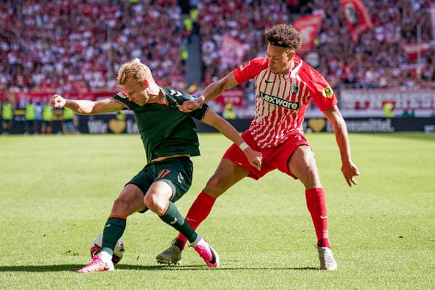Deutschland: Fussball Bundesliga Saison 2026 - 2027, 1. Spieltag - SC Freiburg vs Werder Bremen - Europa Park Stadion (Freiburg): Marco Grüll Marco Grull (Werder Bremen, 17) Derry Scherhant (SC Freiburg, 7) *** Germany Soccer Bundesliga 2026–2027 Season, Matchday 1: SC Freiburg vs. Werder Bremen at Europa-Park Stadium in Freiburg; Marco Grüll (Werder Bremen), 17; Derry Scherhant (SC Freiburg), 7 Copyright: xJOERANxSTEINSIEKx