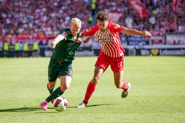 Deutschland: Fussball Bundesliga Saison 2026 - 2027, 1. Spieltag - SC Freiburg vs Werder Bremen - Europa Park Stadion (Freiburg): Marco Grüll Marco Grull (Werder Bremen, 17) Derry Scherhant (SC Freiburg, 7) *** Germany Soccer Bundesliga 2026–2027 Season, Matchday 1: SC Freiburg vs. Werder Bremen at Europa-Park Stadium in Freiburg; Marco Grüll (Werder Bremen), 17; Derry Scherhant (SC Freiburg), 7 Copyright: xJOERANxSTEINSIEKx