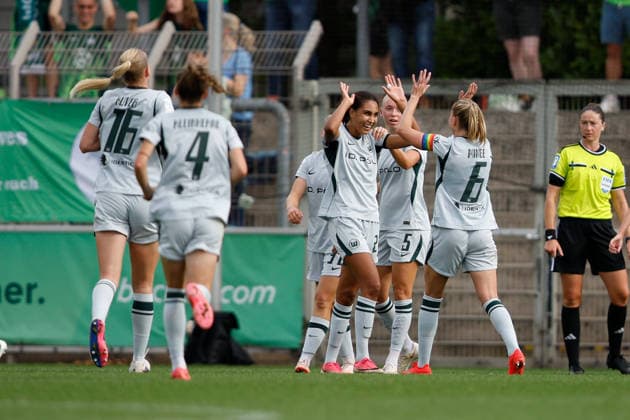 Fußball I Frauen I Bundesliga I Saison 2026-2027 I 2. Spieltag I Bayer 04 Leverkusen - VfL Wolfsburg I 30.08.2026 Cora Zicai (28, VfL Wolfsburg) und Janina Minge (6, VfL Wolfsburg) klatschen ab und jubeln mit ihrem Team VfL Wolfsburg Leverkusen Ulrich-Haberland-Stadion Niedersachsen Deutschland *** Soccer I Women s I Bundesliga I 2026–2027 Season I Matchday 2 I Bayer 04 Leverkusen vs. VfL Wolfsburg I August 30, 2026 Cora Zicai (28), VfL Wolfsburg, and Janina Minge (6), VfL Wolfsburg high-five and cheer with their team VfL Wolfsburg Leverkusen Ulrich Haberland Stadium Lower Saxony Germany Copyright: xLobeca CedricxSiefkerx