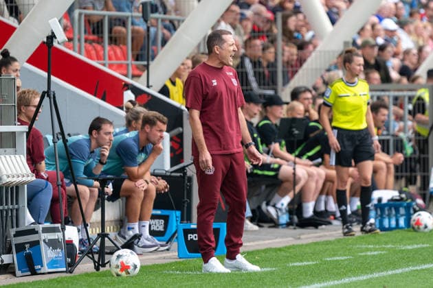 Roberto Paetzold (Bayer 04 Leverkusen, Trainer) gibt lautstark Anweisungen. Bayer 04 Leverkusen vs. VfL Wolfsburg, Fussball, Frauen Bundesliga, 02. Spieltag, Saison 2026 2027, 30.08.2026 DFL DFB Regulations prohibit any use of Photographs as image sequences and or Quasivideo Bayer 04 Leverkusen vs. VfL Wolfsburg, Fussball, Frauen Bundesliga, 02. Spieltag, Saison 2026 2027, 30.08.2026 Leverkusen *** Roberto Paetzold, Bayer 04 Leverkusen coach, shouts instructions during Bayer 04 Leverkusen vs. VfL Wolfsburg, Soccer, Women s Bundesliga, Matchday 2, 2026–2027 season, August 30, 2026 DFL DFB regulations prohibit any use of photographs as image sequences and or quasi-video Bayer 04 Leverkusen vs. VfL Wolfsburg, soccer, Women’s Bundesliga, Matchday 2, 2026–2027 season, August 30, 2026, Leverkusen Copyright: xEibner-Pressefoto ThomasxHaeslerx EP_THR