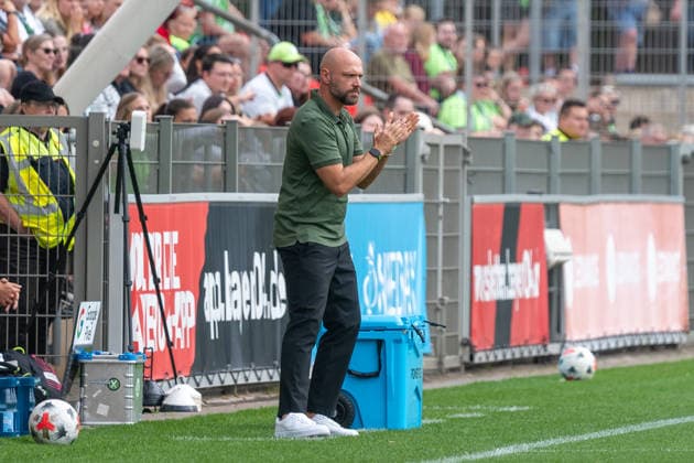 Stephan Lerch (VfL Wolfsburg, Trainer) motiviert seine Mannschaft. Bayer 04 Leverkusen vs. VfL Wolfsburg, Fussball, Frauen Bundesliga, 02. Spieltag, Saison 2026 2027, 30.08.2026 DFL DFB Regulations prohibit any use of Photographs as image sequences and or Quasivideo Bayer 04 Leverkusen vs. VfL Wolfsburg, Fussball, Frauen Bundesliga, 02. Spieltag, Saison 2026 2027, 30.08.2026 Leverkusen *** Stephan Lerch, VfL Wolfsburg Coach, Motivates His Team: Bayer 04 Leverkusen vs. VfL Wolfsburg, Soccer, Women s Bundesliga, Matchday 2, 2026–2027 Season, August 30, 2026 DFL-DFB regulations prohibit any use of photographs as image sequences and or quasi-video Bayer 04 Leverkusen vs. VfL Wolfsburg, soccer, Women s Bundesliga, Matchday 2, 2026–2027 season, August 30, 2026, Leverkusen Copyright: xEibner-Pressefoto ThomasxHaeslerx EP_THR
