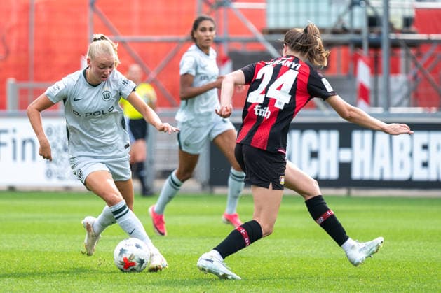 Ella Peddemors (VfL Wolfsburg, 05) setzt sixch kurz vor ihrem Tor gegen Maja Sternad (Bayer 04 Leverkusen, 23) durch. Bayer 04 Leverkusen vs. VfL Wolfsburg, Fussball, Frauen Bundesliga, 02. Spieltag, Saison 2026 2027, 30.08.2026 DFL DFB Regulations prohibit any use of Photographs as image sequences and or Quasivideo Bayer 04 Leverkusen vs. VfL Wolfsburg, Fussball, Frauen Bundesliga, 02. Spieltag, Saison 2026 2027, 30.08.2026 Leverkusen *** Ella Peddemor of VfL Wolfsburg, No. 05, breaks through shortly before scoring her goal against Maja Sternad of Bayer 04 Leverkusen, No. 23, in the match between Bayer 04 Leverkusen and VfL Wolfsburg, soccer, Women’s Bundesliga, Matchday 2, 2026–2027 season, August 30, 2026 DFL DFB regulations prohibit any use of photographs as image sequences and or quasi-video Bayer 04 Leverkusen vs. VfL Wolfsburg, soccer, Women’s Bundesliga, Matchday 2, 2026–2027 season, August 30, 2026, Leverkusen Copyright: xEibner-Pressefoto ThomasxHaeslerx EP_THR