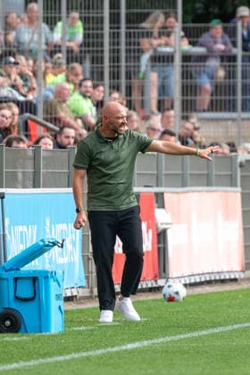 Stephan Lerch (VfL Wolfsburg, Trainer) gibt seiner Mannschaft Anweisungen. Bayer 04 Leverkusen vs. VfL Wolfsburg, Fussball, Frauen Bundesliga, 02. Spieltag, Saison 2026 2027, 30.08.2026 DFL DFB Regulations prohibit any use of Photographs as image sequences and or Quasivideo Bayer 04 Leverkusen vs. VfL Wolfsburg, Fussball, Frauen Bundesliga, 02. Spieltag, Saison 2026 2027, 30.08.2026 Leverkusen *** Stephan Lerch, VfL Wolfsburg coach, gives instructions to his team; Bayer 04 Leverkusen vs. VfL Wolfsburg, soccer, Women’s Bundesliga, Matchday 2, 2026–2027 season, August 30, 2026 DFL DFB regulations prohibit any use of photographs as image sequences and or quasi-video Bayer 04 Leverkusen vs. VfL Wolfsburg, soccer, Women’s Bundesliga, Matchday 2, 2026–2027 season, August 30, 2026, Leverkusen Copyright: xEibner-Pressefoto ThomasxHaeslerx EP_THR