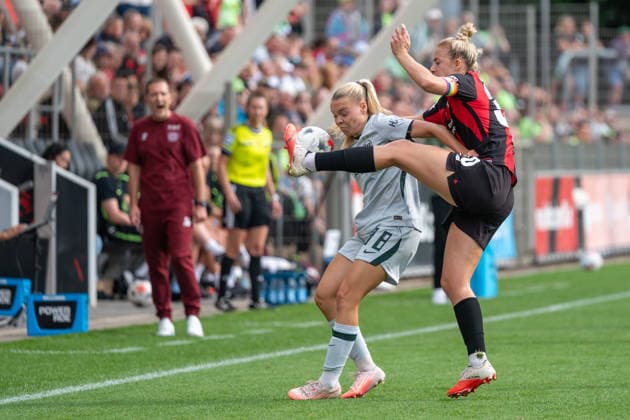 Zweikampf zwischen Anny Kerim Lindland (VfL Wolfsburg, 38) und Carolin Simon (Bayer 04 Leverkusen, 30). Bayer 04 Leverkusen vs. VfL Wolfsburg, Fussball, Frauen Bundesliga, 02. Spieltag, Saison 2026 2027, 30.08.2026 DFL DFB Regulations prohibit any use of Photographs as image sequences and or Quasivideo Bayer 04 Leverkusen vs. VfL Wolfsburg, Fussball, Frauen Bundesliga, 02. Spieltag, Saison 2026 2027, 30.08.2026 Leverkusen *** Tackle between Anny Kerim Lindland of VfL Wolfsburg, 38, and Carolin Simon of Bayer 04 Leverkusen, 30; Bayer 04 Leverkusen vs. VfL Wolfsburg, Soccer, Women s Bundesliga, Matchday 2, 2026–2027 Season, August 30, 2026 DFL DFB regulations prohibit any use of photographs as image sequences and or quasi-video Bayer 04 Leverkusen vs. VfL Wolfsburg, soccer, Women’s Bundesliga, Matchday 2, 2026–2027 season, August 30, 2026, Leverkusen Copyright: xEibner-Pressefoto ThomasxHaeslerx EP_THR