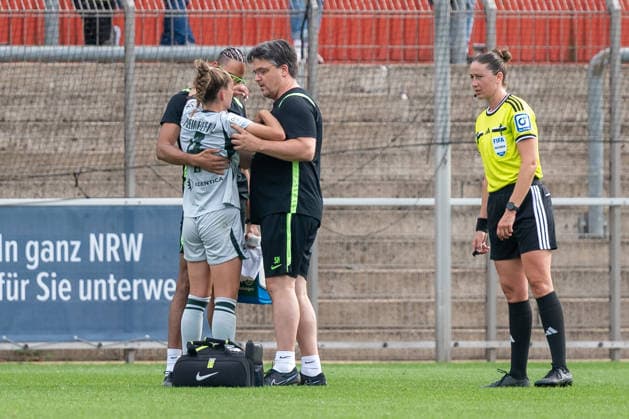 Sophia Kleinherne (VfL Wolfsburg, 04) muss verletzt behandelt werden. Bayer 04 Leverkusen vs. VfL Wolfsburg, Fussball, Frauen Bundesliga, 02. Spieltag, Saison 2026 2027, 30.08.2026 DFL DFB Regulations prohibit any use of Photographs as image sequences and or Quasivideo Bayer 04 Leverkusen vs. VfL Wolfsburg, Fussball, Frauen Bundesliga, 02. Spieltag, Saison 2026 2027, 30.08.2026 Leverkusen *** Sophia Kleinherne of VfL Wolfsburg, No. 04, requires medical attention due to an injury. Bayer 04 Leverkusen vs. VfL Wolfsburg, Soccer, Women’s Bundesliga, Matchday 2, 2026–2027 Season, August 30, 2026 DFL DFB regulations prohibit any use of photographs as image sequences and or quasi-video Bayer 04 Leverkusen vs. VfL Wolfsburg, Soccer, Women’s Bundesliga, Matchday 2, 2026–2027 season, August 30, 2026, Leverkusen Copyright: xEibner-Pressefoto ThomasxHaeslerx EP_THR