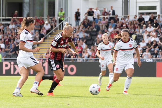 30.08.2026, xhfmx, Fussball Google Pixel Frauen-Bundesliga, Eintracht Frankfurt - 1.FC Nürnberg Hanna Bennison (Eintracht Frankfurt, 8) im Zweikampf mit mehreren Gegenspielerinnen Frankfurt am Main *** August 30, 2026, xhfmx, Soccer, Google Pixel, Women s Bundesliga, Eintracht Frankfurt, 1 FC Nuremberg, Hanna Bennison (Eintracht Frankfurt), No. 8 in a tackle with several opponents, Frankfurt am Main