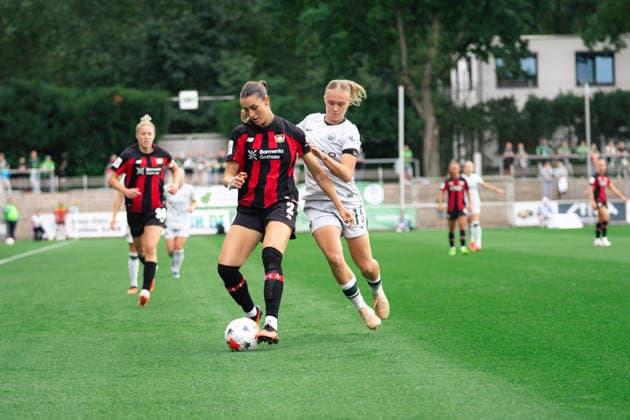 Leverkusen, Germany August 30th 2026: Weronika Arasniewicz of VfL Wolfsburg and Selina Ostermeier of Bayer 04 Leverkusen during the Google Pixel Frauen Bundesliga game between Bayer 04 Leverkusen and VfL Wolfsburg at Ulrich - Haberland Stadium in Leverkusen, Germany (Leonie Kiehl SPP)  Copyright: xLeoniexKiehlx xSPPx spp-en-LeKiSp-SPP26_Leonie_20032026-1-5