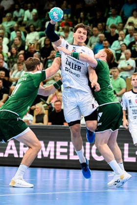 Wetzlar: HBL - 26 27 - HSG Wetzlar - SG BBM Bietigheim v. li. im Zweikampf Peter Overby (Wetzlar), Fynn Nicolaus (Bietigheim), Tomas Piroch (Wetzlar) Wetzlar Buderus Arena Deutschland