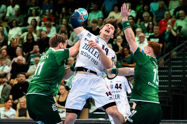 Wetzlar: HBL - 26 27 - HSG Wetzlar - SG BBM Bietigheim v. li. im Zweikampf Peter Overby (Wetzlar), Fynn Nicolaus (Bietigheim), Tomas Piroch (Wetzlar) Wetzlar Buderus Arena Deutschland
