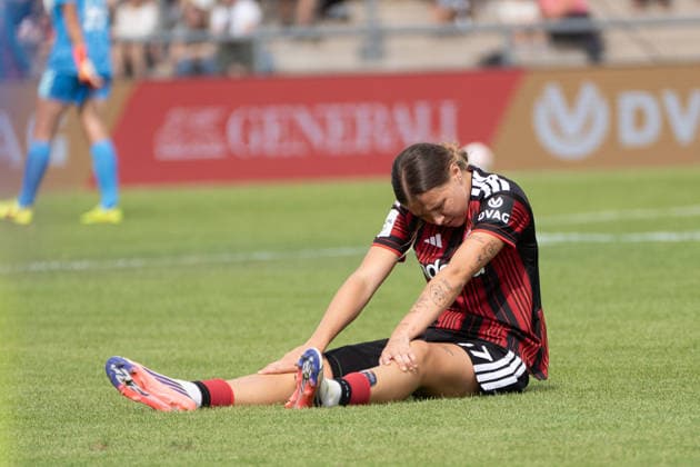 30.08.2026, xhfmx, Fussball Google Pixel Frauen-Bundesliga, Eintracht Frankfurt - 1.FC Nürnberg Larissa Mühlhaus (Eintracht Frankfurt, 47) muss verletzt aus dem Spiel Frankfurt am Main *** August 30, 2026, xhfmx, Soccer, Google Pixel Women s Bundesliga, Eintracht Frankfurt vs. 1 FC Nürnberg, Larissa Mühlhaus (Eintracht Frankfurt) had to leave the game due to injury in the 47th minute, Frankfurt am Main