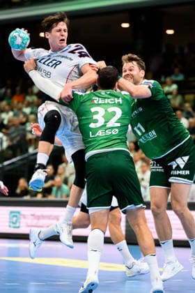 Wetzlar: HBL - 26 27 - HSG Wetzlar - SG BBM Bietigheim v. li. im Zweikampf Maxim Orlov (Bietigheim), Nikolaj Laeso (Wetzlar), Peter Overby (Wetzlar) Wetzlar Buderus Arena Deutschland