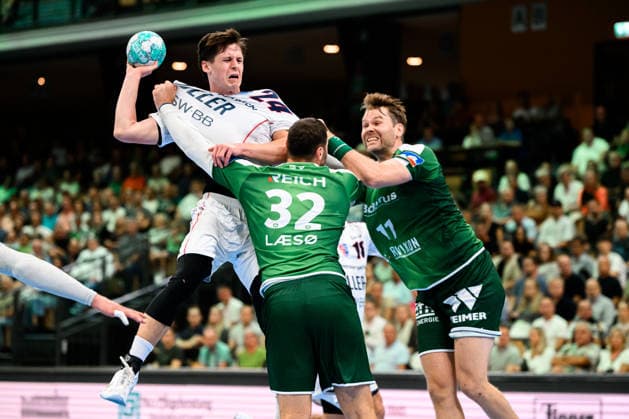 Wetzlar: HBL - 26 27 - HSG Wetzlar - SG BBM Bietigheim v. li. im Zweikampf Maxim Orlov (Bietigheim), Nikolaj Laeso (Wetzlar), Peter Overby (Wetzlar) Wetzlar Buderus Arena Deutschland