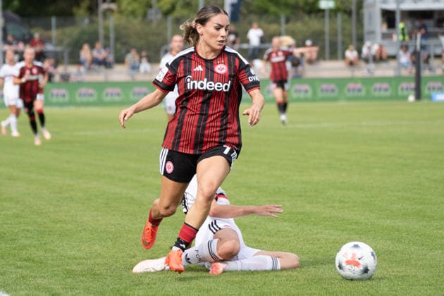 30.08.2026, xhfmx, Fussball Google Pixel Frauen-Bundesliga, Eintracht Frankfurt - 1.FC Nürnberg Ereleta Memeti (Eintracht Frankfurt, 7) setzt sich gegen Gegenspielerin durch Frankfurt am Main *** August 30, 2026, xhfmx, Soccer, Google Pixel, Women s Bundesliga, Eintracht Frankfurt vs. 1. FC Nürnberg, Ereleta Memeti (Eintracht Frankfurt), No. 7 outplays her opponent, Frankfurt am Main
