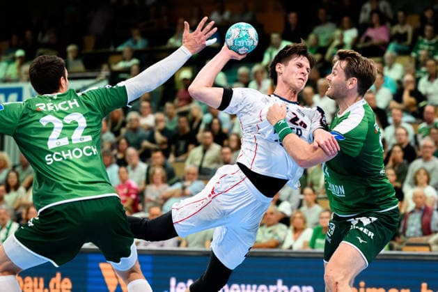 Wetzlar: HBL - 26 27 - HSG Wetzlar - SG BBM Bietigheim v.li. Jona Schoch (Wetzlar), Maxim Orlov (Bietigheim), Peter Overby (Wetzlar) Wetzlar Buderus Arena Deutschland