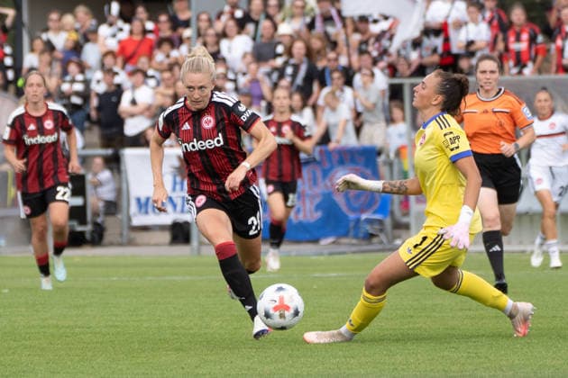 30.08.2026, xhfmx, Fussball Google Pixel Frauen-Bundesliga, Eintracht Frankfurt - 1.FC Nürnberg v.l. Rebecka Blomqvist (Eintracht Frankfurt, 28) umkurvt Lourdes Romero (1.FC Nürnberg, 1) Frankfurt am Main *** August 30, 2026, xhfmx, Soccer Google Pixel Women s Bundesliga, Eintracht Frankfurt vs. 1. FC Nürnberg, Rebecka Blomqvist (Eintracht Frankfurt) dribbles past Lourdes Romero (1. FC Nürnberg), 1 Frankfurt am Main