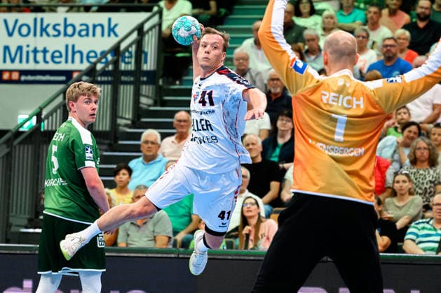 Wetzlar: HBL - 26 27 - HSG Wetzlar - SG BBM Bietigheim Till Hermann (Bietighiem), Torhueter Bart Ravensbergen (Wetzlar) Wetzlar Buderus Arena Deutschland