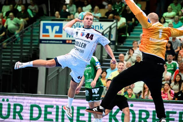 Wetzlar: HBL - 26 27 - HSG Wetzlar - SG BBM Bietigheim v.li. Mathias Larson (Bietigheim), Torhueter Bart Ravensbergen (Wetzlar) Wetzlar Buderus Arena Deutschland