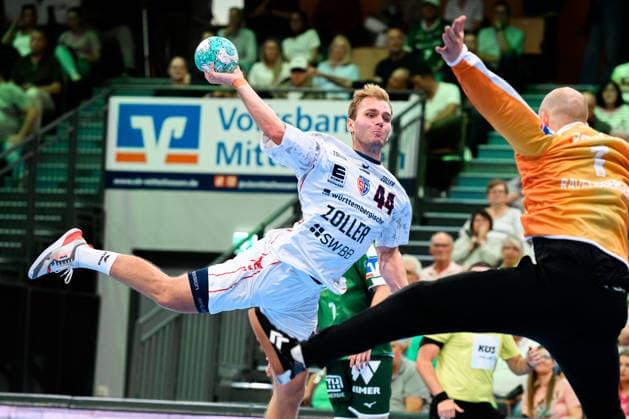 Wetzlar: HBL - 26 27 - HSG Wetzlar - SG BBM Bietigheim v.li. Mathias Larson (Bietigheim), Torhueter Bart Ravensbergen (Wetzlar) Wetzlar Buderus Arena Deutschland