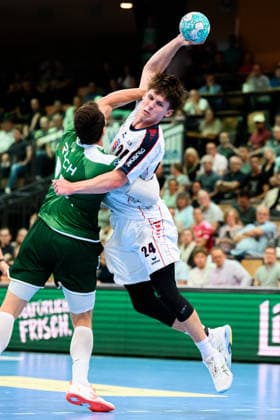Wetzlar: HBL - 26 27 - HSG Wetzlar - SG BBM Bietigheim v. li. im Zweikampf Doruk Pehlivan (Wetzlar), Maxim Orlov (Bietigheim) Wetzlar Buderus Arena Deutschland