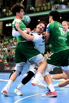 Wetzlar: HBL - 26 27 - HSG Wetzlar - SG BBM Bietigheim v. li. im Zweikampf Jona Schoch (Wetzlar) und Jonathan Fischer (Bietigheim), Doruk Pehlivan (Wetzlar) Wetzlar Buderus Arena Deutschland