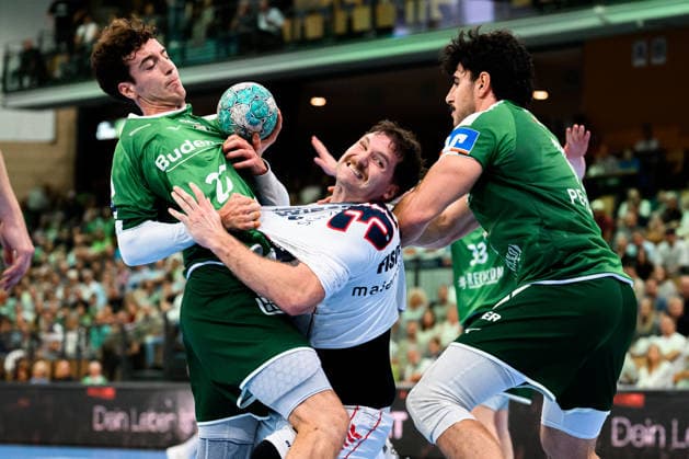 Wetzlar: HBL - 26 27 - HSG Wetzlar - SG BBM Bietigheim v. li. im Zweikampf Jona Schoch (Wetzlar) und Jonathan Fischer (Bietigheim), Doruk Pehlivan (Wetzlar) Wetzlar Buderus Arena Deutschland