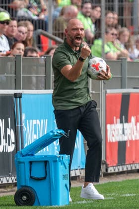 Stephan Lerch (VfL Wolfsburg, Trainer) bejubelt mit dem Ball in der Hand eine gelungene Aktion. Bayer 04 Leverkusen vs. VfL Wolfsburg, Fussball, Frauen Bundesliga, 02. Spieltag, Saison 2026 2027, 30.08.2026 DFL DFB Regulations prohibit any use of Photographs as image sequences and or Quasivideo Bayer 04 Leverkusen vs. VfL Wolfsburg, Fussball, Frauen Bundesliga, 02. Spieltag, Saison 2026 2027, 30.08.2026 Leverkusen *** Stephan Lerch of VfL Wolfsburg, the coach, celebrates a successful play with the ball in his hand. Bayer 04 Leverkusen vs. VfL Wolfsburg, Soccer, Women s Bundesliga, Matchday 2, 2026–2027 season, August 30, 2026 DFL DFB regulations prohibit any use of photographs as image sequences and or quasi-video Bayer 04 Leverkusen vs. VfL Wolfsburg, Soccer, Women’s Bundesliga, Matchday 2, 2026–2027 season, August 30, 2026, Leverkusen Copyright: xEibner-Pressefoto ThomasxHaeslerx EP_THR