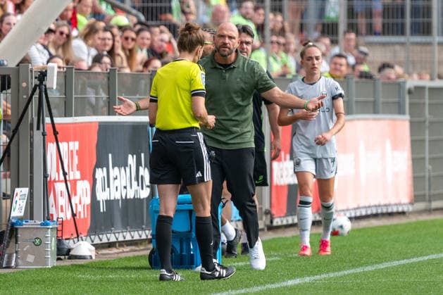 Stephan Lerch (VfL Wolfsburg, Trainer) sucht das Gespraech mit der 4. Offiziellen. Bayer 04 Leverkusen vs. VfL Wolfsburg, Fussball, Frauen Bundesliga, 02. Spieltag, Saison 2026 2027, 30.08.2026 DFL DFB Regulations prohibit any use of Photographs as image sequences and or Quasivideo Bayer 04 Leverkusen vs. VfL Wolfsburg, Fussball, Frauen Bundesliga, 02. Spieltag, Saison 2026 2027, 30.08.2026 Leverkusen *** Stephan Lerch, VfL Wolfsburg coach, seeks to speak with the four officials; Bayer 04 Leverkusen vs. VfL Wolfsburg, Soccer, Women s Bundesliga, Matchday 2, 2026–2027 season, August 30, 2026 DFL DFB regulations prohibit any use of photographs as image sequences and or quasi-video Bayer 04 Leverkusen vs. VfL Wolfsburg, soccer, Women’s Bundesliga, Matchday 2, 2026–2027 season, August 30, 2026, Leverkusen Copyright: xEibner-Pressefoto ThomasxHaeslerx EP_THR