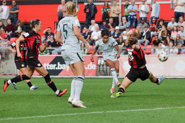 30.08.2026, xgrfx, Fussball Google Pixel Frauen-Bundesliga, Bayer Leverkusen - VfL Wolfsburg v.l. Tor, Cora Zicai zum 1:2 (VfL Wolfsburg) Leverkusen *** August 30, 2026, xgrfx, Soccer, Google Pixel, Women s Bundesliga, Bayer Leverkusen vs. VfL Wolfsburg, Goal, Cora Zicai scores the 1-2 goal for VfL Wolfsburg against Leverkusen