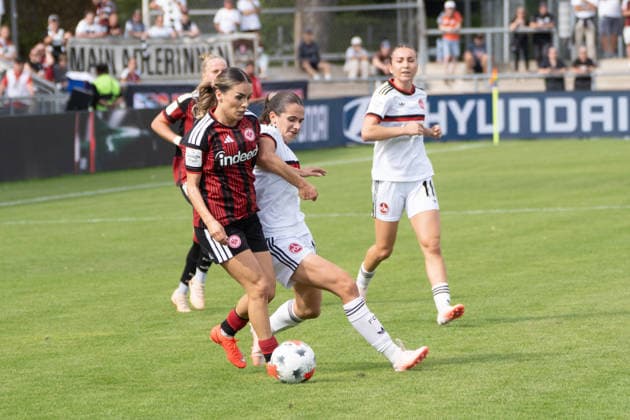 30.08.2026, xhfmx, Fussball Google Pixel Frauen-Bundesliga, Eintracht Frankfurt - 1.FC Nürnberg v.l. Ereleta Memeti (Eintracht Frankfurt, 7) im Zweikampf mit Gegenspielerin Frankfurt am Main *** August 30, 2026, xhfmx, Soccer Google Pixel Women s Bundesliga, Eintracht Frankfurt vs. 1. FC Nürnberg, featuring Ereleta Memeti of Eintracht Frankfurt, 7, in a one-on-one battle with an opponent in Frankfurt am Main