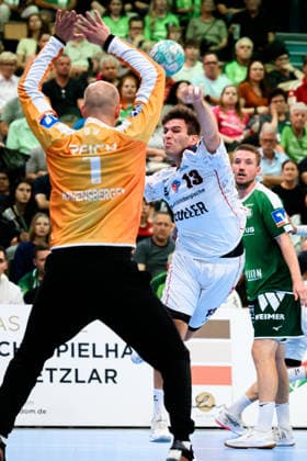 Wetzlar: HBL - 26 27 - HSG Wetzlar - SG BBM Bietigheim v.li. Torhueter Bart Ravensbergen (Wetzlar), Jona Bader (Bietigheim) Wetzlar Buderus Arena Deutschland