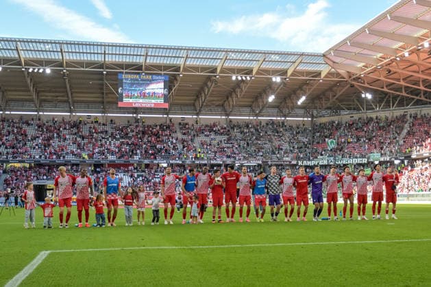 Team SC Freiburg bedankt sich bei seinen Fans GER, SC Freiburg vs Werder Bremen, Fussball, Bundesliga, 1. Spieltag, Saison 2026 2027, 30.08.2026 DFL DFB REGULATIONS PROHIBIT ANY USE OF PHOTOGRAPHS AS IMAGE SEQUENCES AND OR QUASI-VIDEO GER, SC Freiburg vs Werder Bremen, Fussball, Bundesliga, 1. Spieltag, Saison 2026 2027, 30.08.2026 Freiburg *** Team SC Freiburg thanks its fans GER, SC Freiburg vs. Werder Bremen, Soccer, Bundesliga, Matchday 1, 2026–2027 Season, August 30, 2026 DFL and DFB regulations prohibit any use of photographs as image sequences and or quasi-video GER, SC Freiburg vs. Werder Bremen, Soccer, Bundesliga, Matchday 1, 2026–2027 Season, August 30, 2026, Freiburg Copyright: xEibner-Pressefotox EP_THS