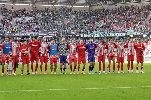 Team SC Freiburg bedankt sich bei seinen Fans GER, SC Freiburg vs Werder Bremen, Fussball, Bundesliga, 1. Spieltag, Saison 2026 2027, 30.08.2026 DFL DFB REGULATIONS PROHIBIT ANY USE OF PHOTOGRAPHS AS IMAGE SEQUENCES AND OR QUASI-VIDEO GER, SC Freiburg vs Werder Bremen, Fussball, Bundesliga, 1. Spieltag, Saison 2026 2027, 30.08.2026 Freiburg *** Team SC Freiburg thanks its fans GER, SC Freiburg vs. Werder Bremen, Soccer, Bundesliga, Matchday 1, 2026–2027 Season, August 30, 2026 DFL and DFB regulations prohibit any use of photographs as image sequences and or quasi-video GER, SC Freiburg vs. Werder Bremen, Soccer, Bundesliga, Matchday 1, 2026–2027 Season, August 30, 2026, Freiburg Copyright: xEibner-Pressefotox EP_THS