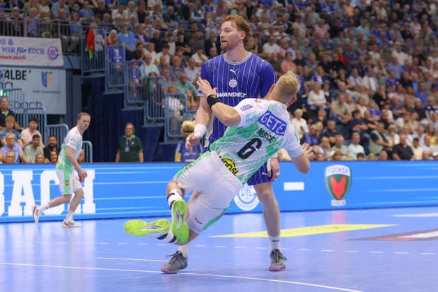 30.08.2026, xtgx, Handball Opel HBL, VfL Gummersbach - SC Magdeburg emspor, v.l. Matthias Musche (Magdeburg, 6) rutscht aus und prallt in Tom Kiesler (Gummersbach, 30) Gummersbach