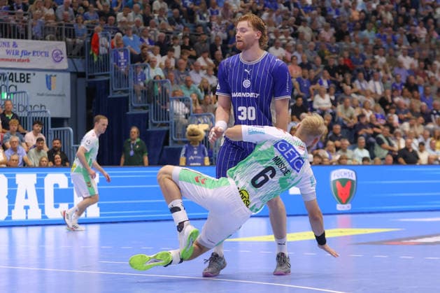 30.08.2026, xtgx, Handball Opel HBL, VfL Gummersbach - SC Magdeburg emspor, v.l. Matthias Musche (Magdeburg, 6) rutscht aus und prallt in Tom Kiesler (Gummersbach, 30) Gummersbach